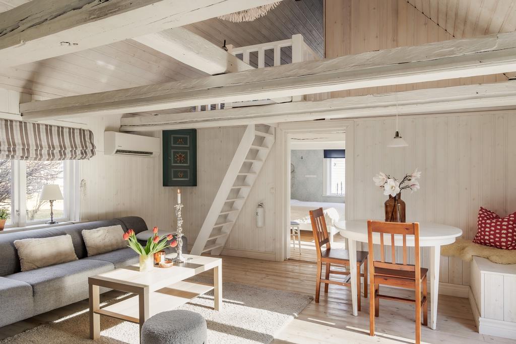 Praktiskt sovloft som nås ifrån vardagsrummet