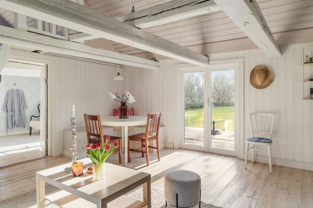 I vardagsrummet finns en platsbyggd sittbänk 