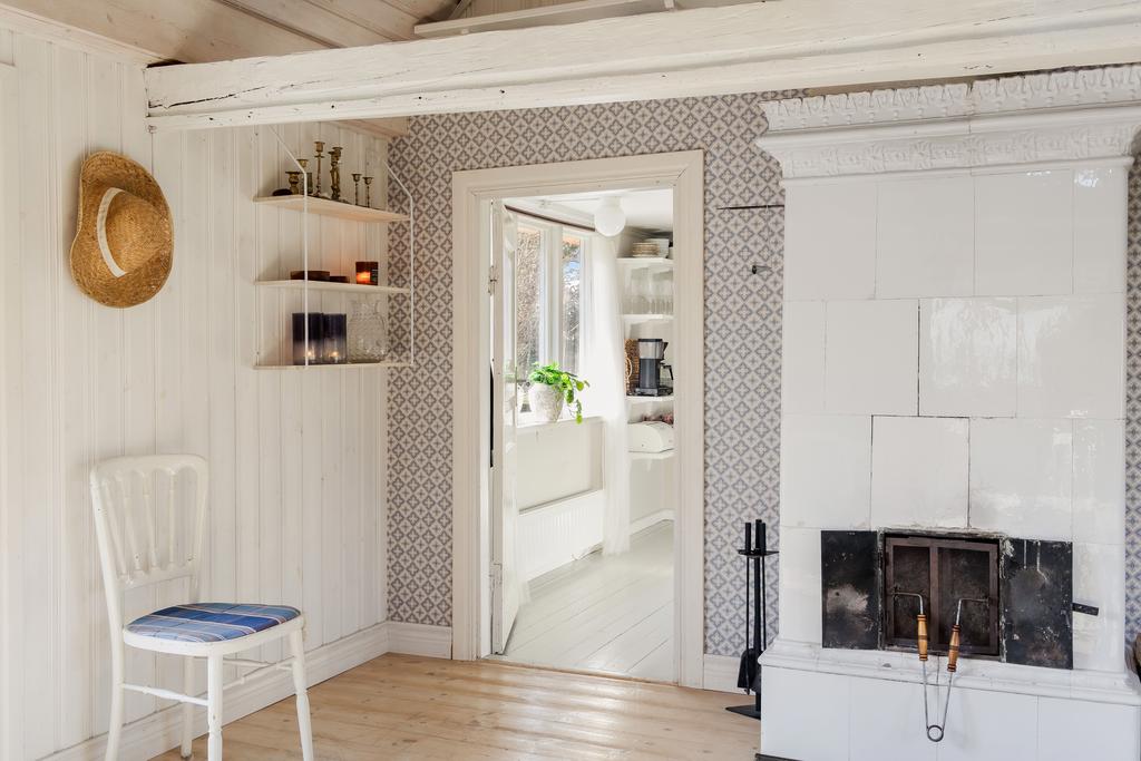 Den fina kakelugnen i vardagsrummet ger en ombonad känsla