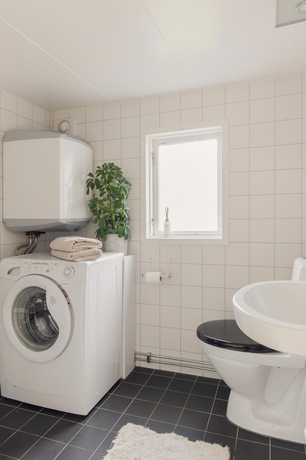 Helkaklat badrum i svart/vita toner