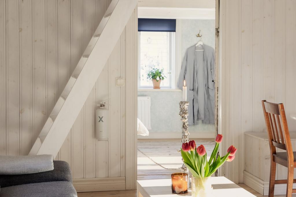 Vyn från vardagsrummet in mot det stora sovrummet