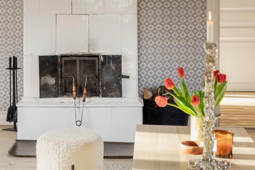 Här kan ni njuta av värmen från den vackra kakelugnen 