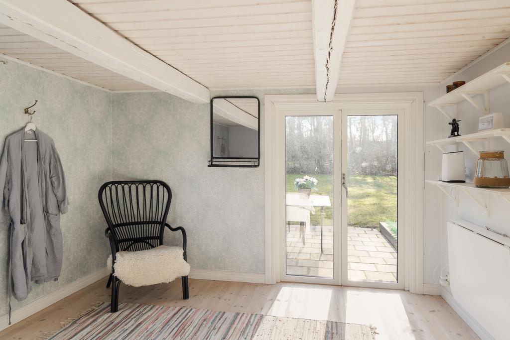 Även här finns en utgång till uteplatsen och trädgården på baksidan