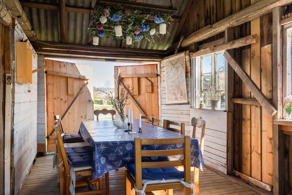 I gårdshuset är en del inredd som ett uterum