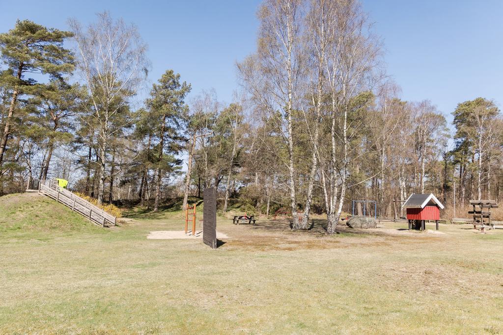 Lite längre in på gatan finns en lekplats, perfekt för barnfamiljen!