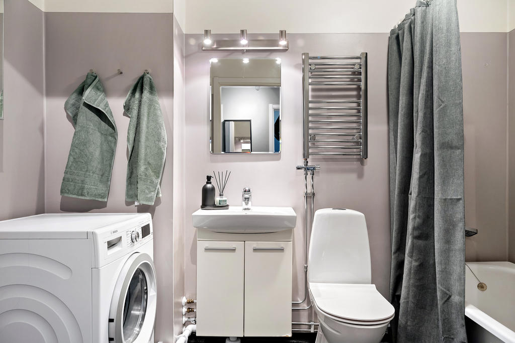 Badrum med tvättmaskin