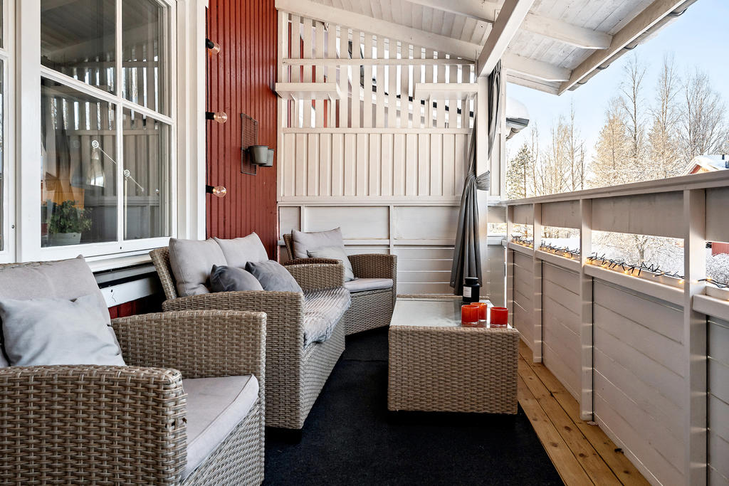 Rymlig balkong och förråd på balkong