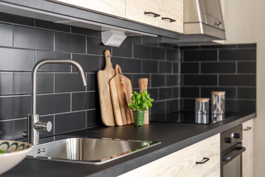 Hel bänkskiva i mörk laminat