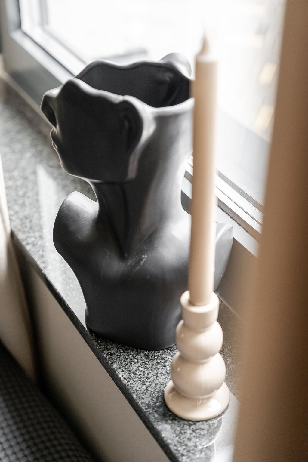 Vackra stenskivor i fönstren