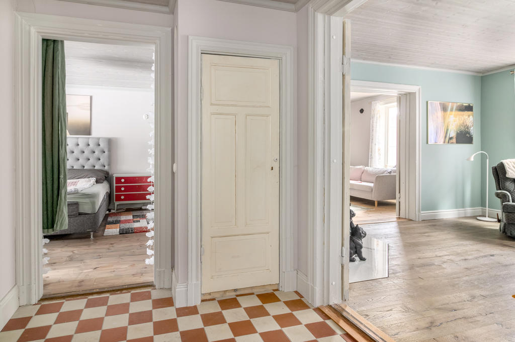 Trähuset - inre hall/vardagsrum/sovrum