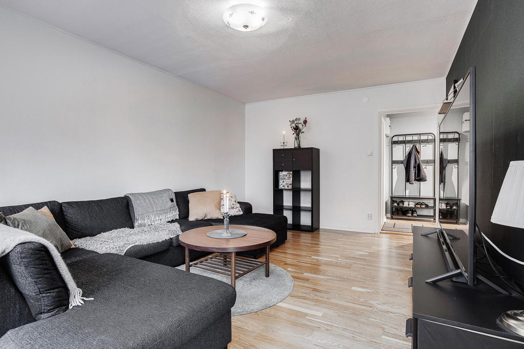 Vardagsrum med plats för en stor soffa