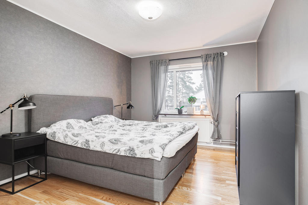 Sovrum med grön utsikt