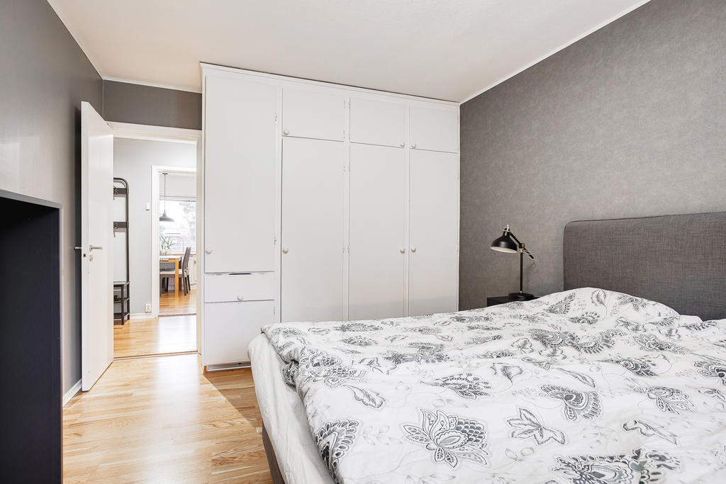 Sovrum med inbyggd förvaring