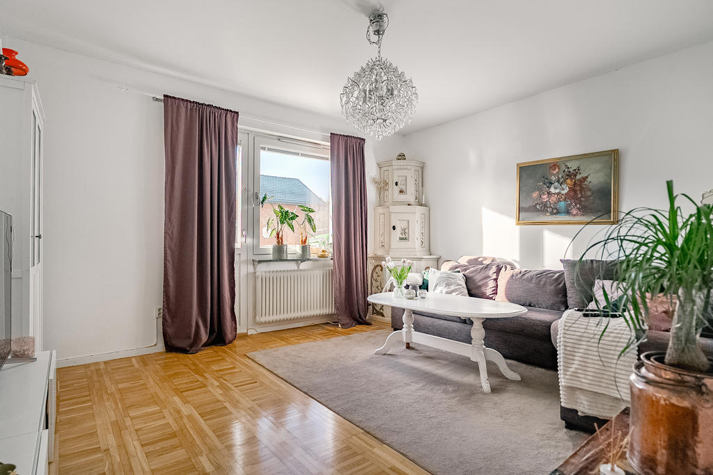 Vardagsrum med utgång till balkong i sydväst