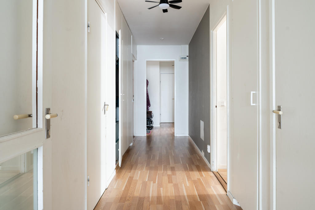 Hall med garderober/klädkammare och badrum med dusch/tvättmaskin