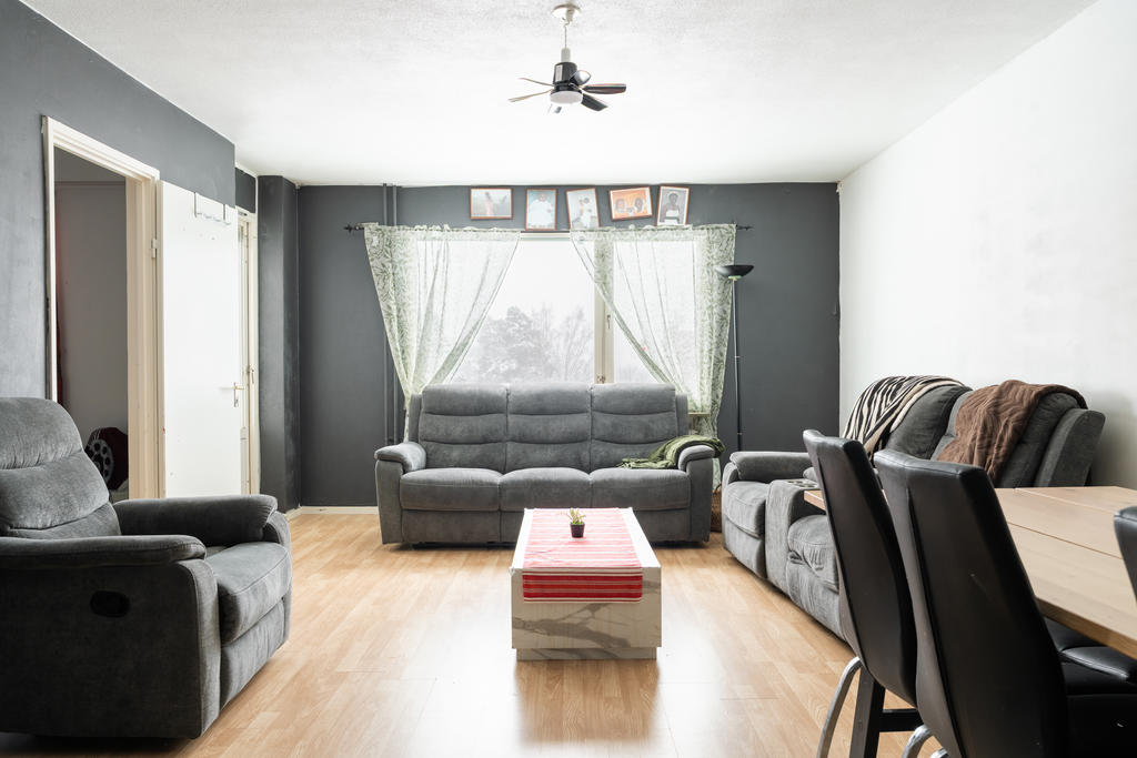 Vardagsrum med utgång till balkong 