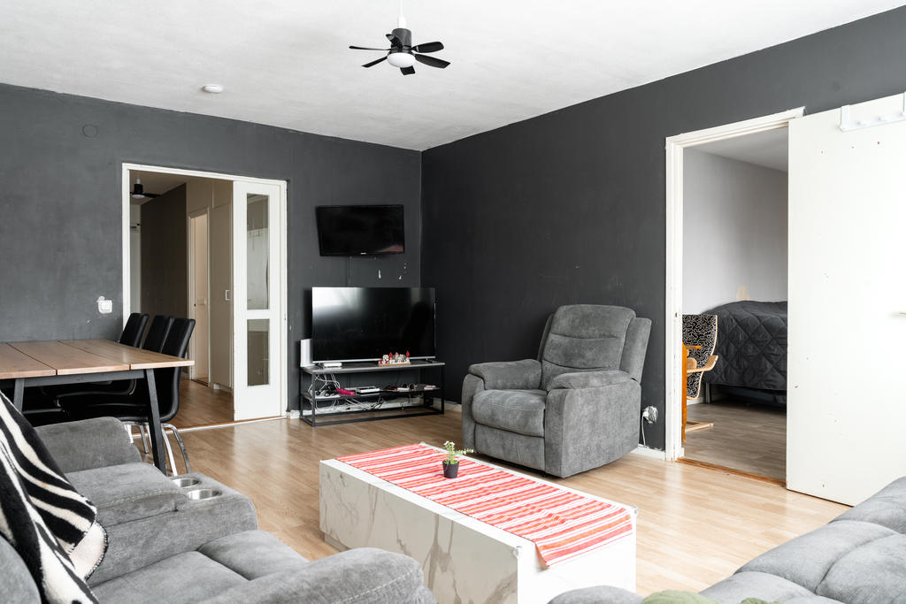 Vardagsrum med utgång till balkong 