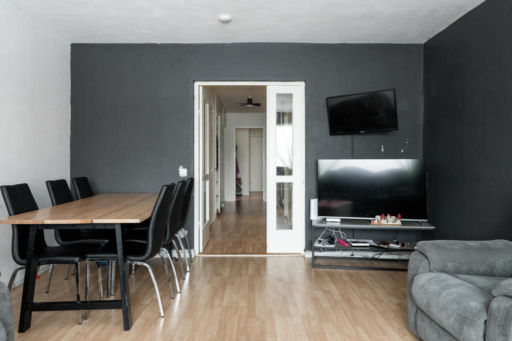 Vardagsrum med utgång till balkong 