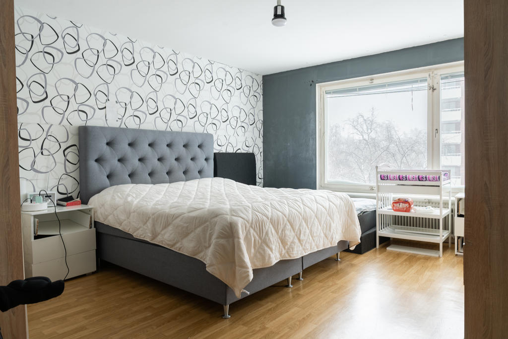 Sovrum (genomgångsrum) med balkong vid vid entrén