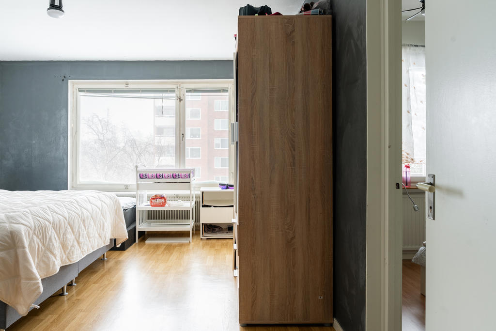 Sovrum vid entrén och ingång till ena sovrummet