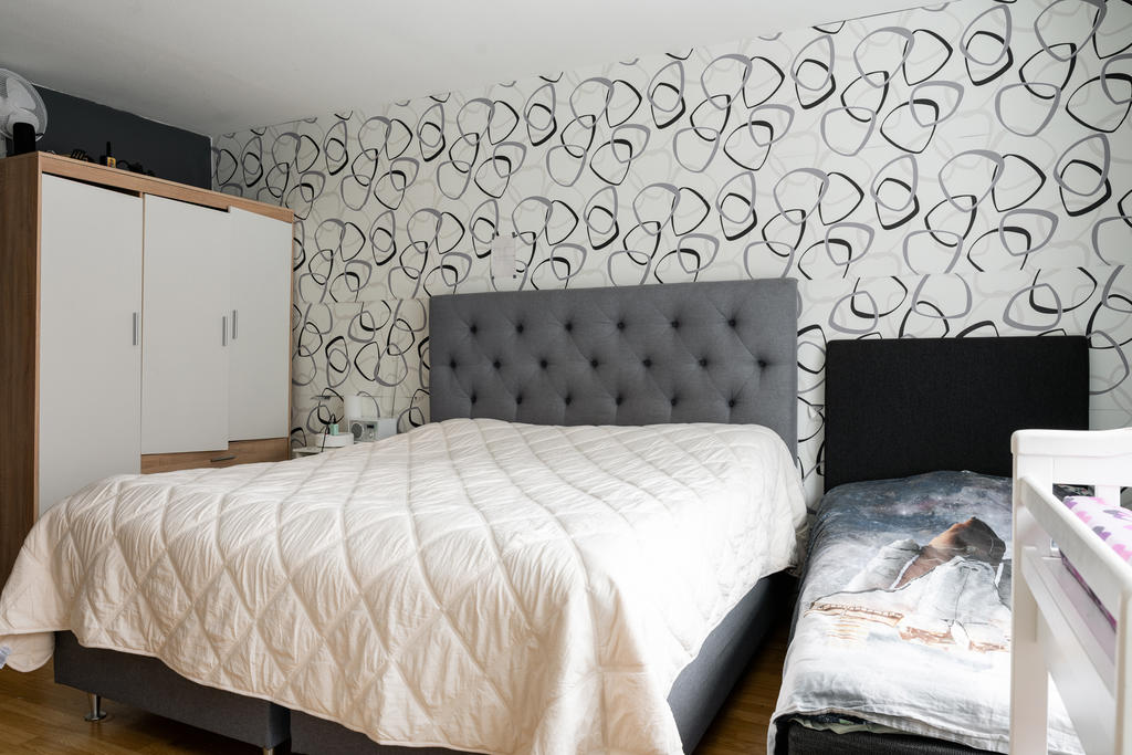 Sovrum (genomgångsrum) med balkong vid vid entrén