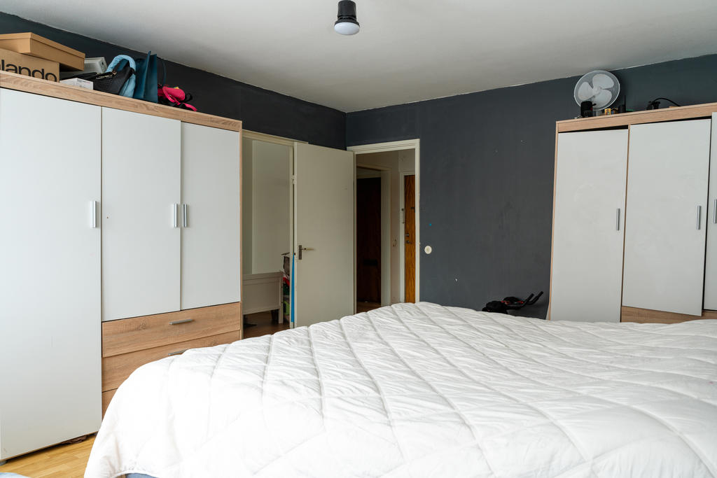 Sovrum (genomgångsrum) med balkong vid vid entrén