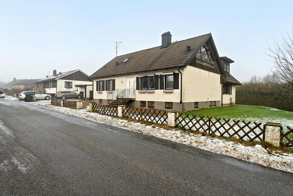 Lättskött trädgård med lekytor för barnen