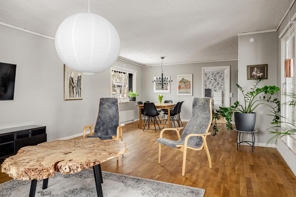 Vardagsrum med plast för soffgrupp och matsalsmöbel. 