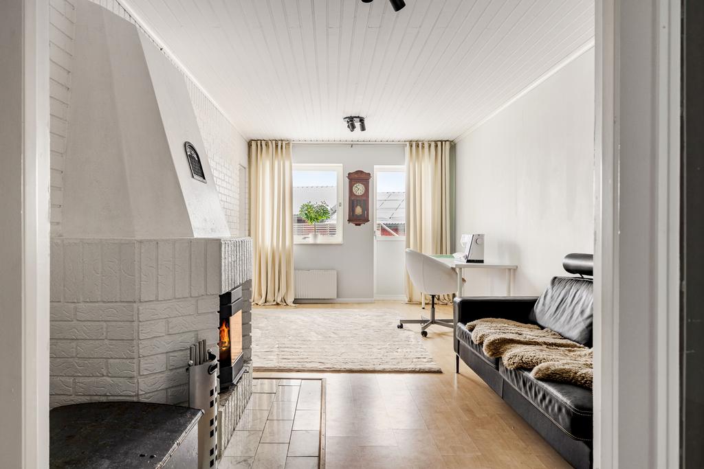 Allrum med öppen spis med insats och utgång till stort altandäck.