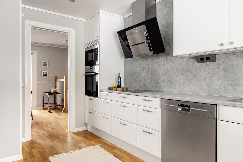 Del av köket med vy mot utgång till uteplats