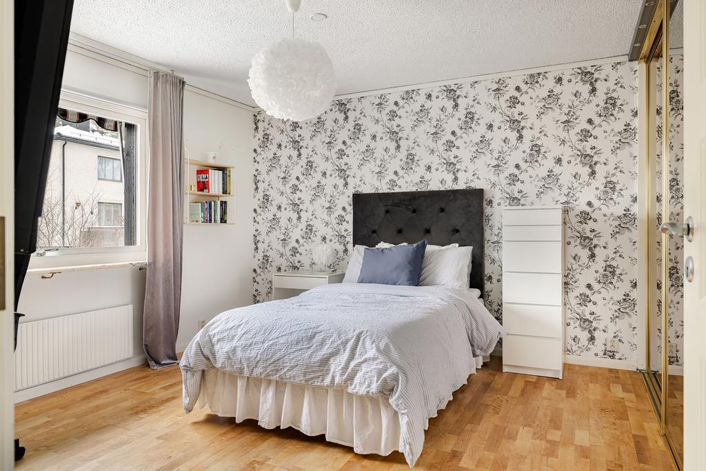 Sovrum 3 med skjutdörrsgarderob