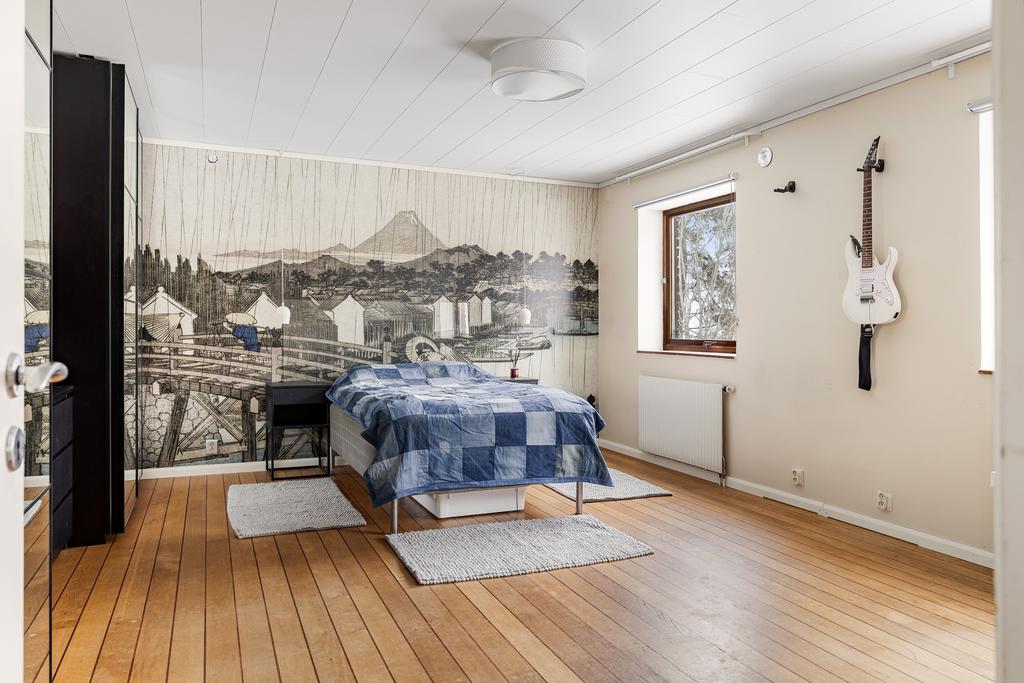 Sovrum/gästrum/hobbyrum med två skjutdörrsgarderober