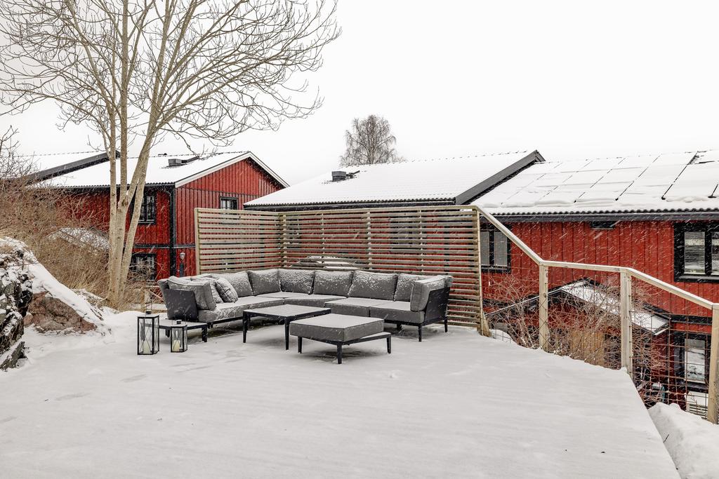 Stort altandäck med plats för loungemöbel och grillmöjligheter.