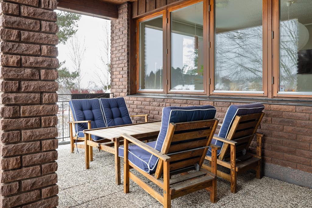 Uteplats under tak med trevlig utsikt 