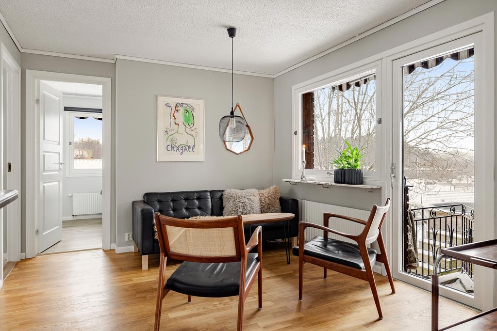 Utrymme för soffgrupp alterantivt matgrupp med utgång till trädgården och altan under tak.