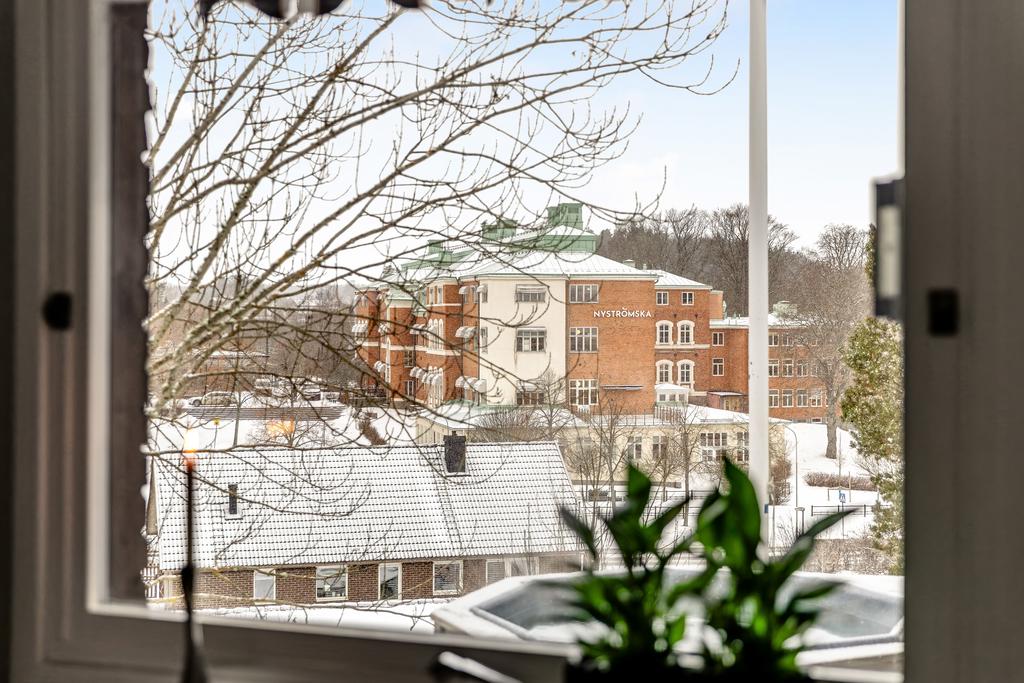Utsikten från soffgruppsmöbeln mot Nyströmska skolan