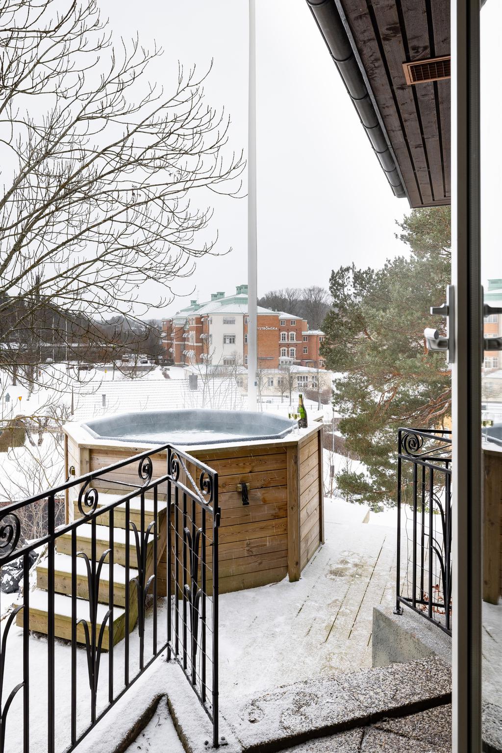 Eluppvärmd badtunna med utsikt