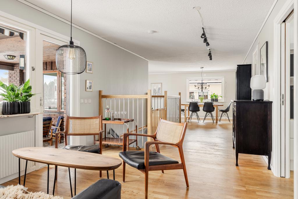 Vy mot vardagsrum och utgång till uteplats under tak.