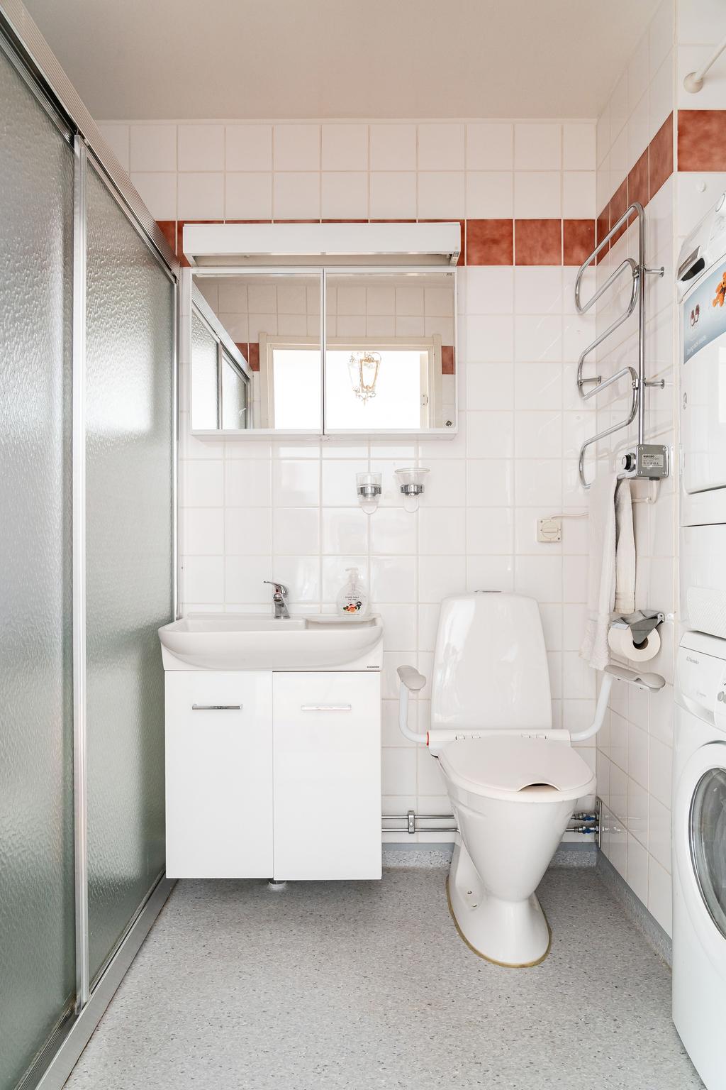 Toalett med dusch och tvättutrustning