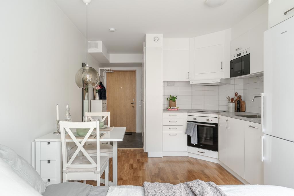 Trevligt kök och plats för matbord 