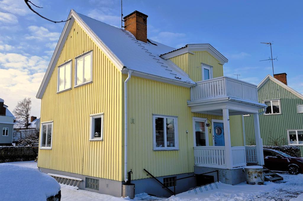 Välkomnande entré med balkong ovanför