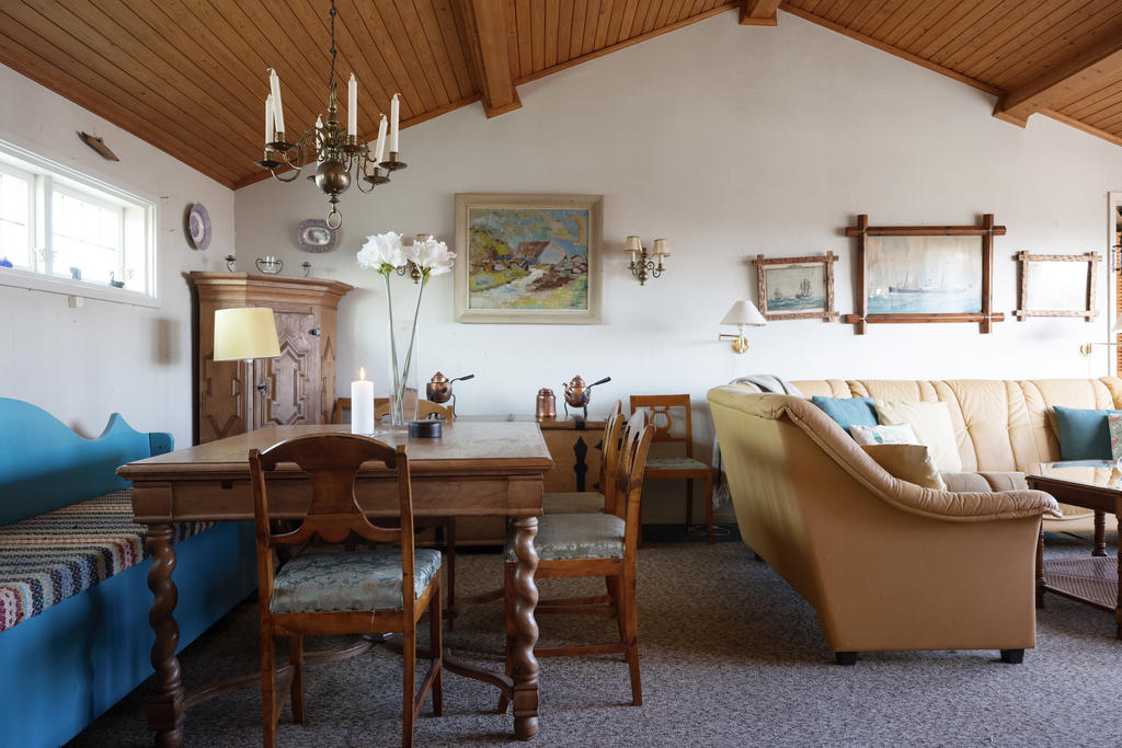 Vardagsrum med öppet upp i nock