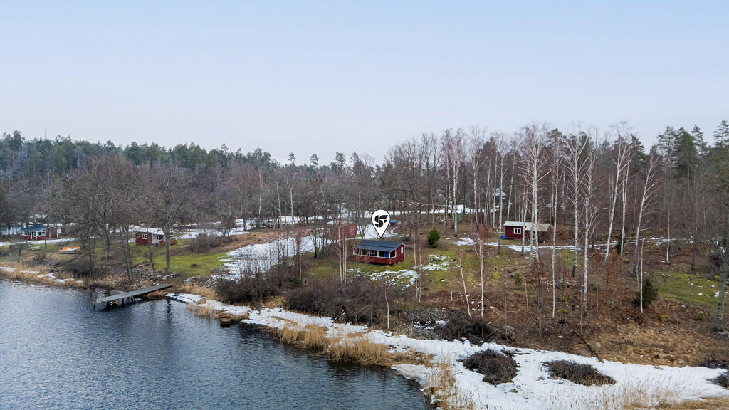 I köpet ingår även 2/36 delar i källviken 2:1. På denna fastighet har man möjlighet till både jakt och fiske