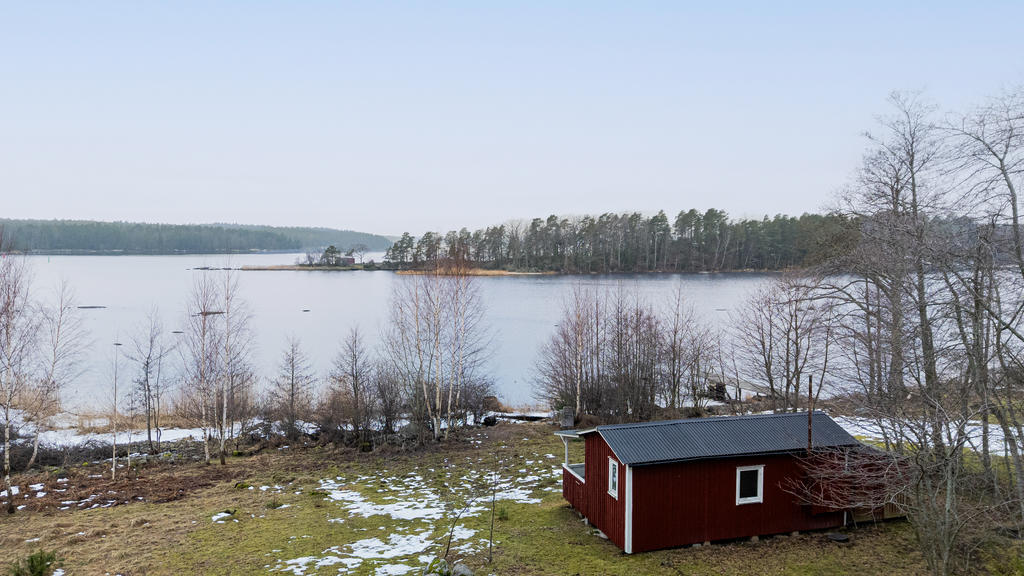 På fastigheten finns idag en enklare sommarstuga utan VA och el