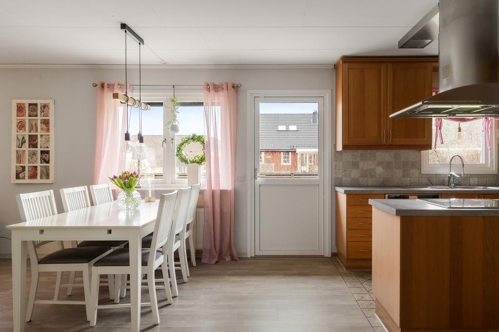 Matplats med utgång till uteplats.