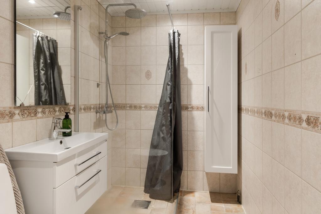 Helkaklat badrum med golvvärme på entréplan.