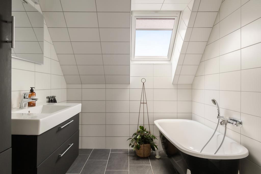 Helkaklat badrum med golvvärme på övre plan.