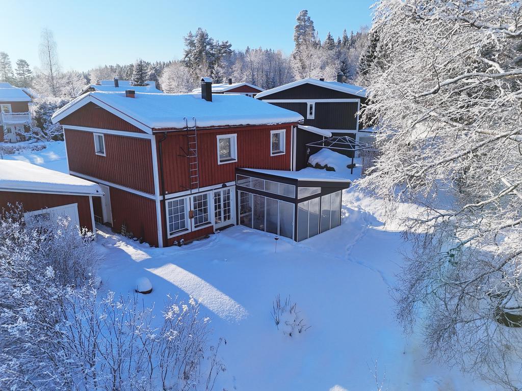 Snyggt och modernt inglasat uterum med glastak förlänger säsongen. 