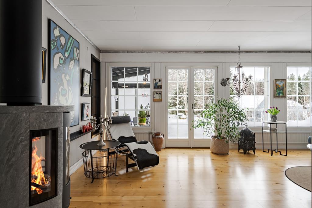 Välkommen till Prans Väg 13! Direkt du kliver in dras ögonen mot ljuset och det vackra vardagsrummet. 