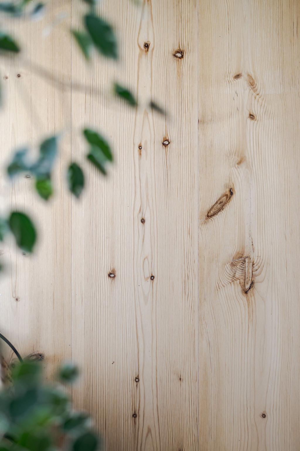 Detaljbild på det vackra trägolvet. 